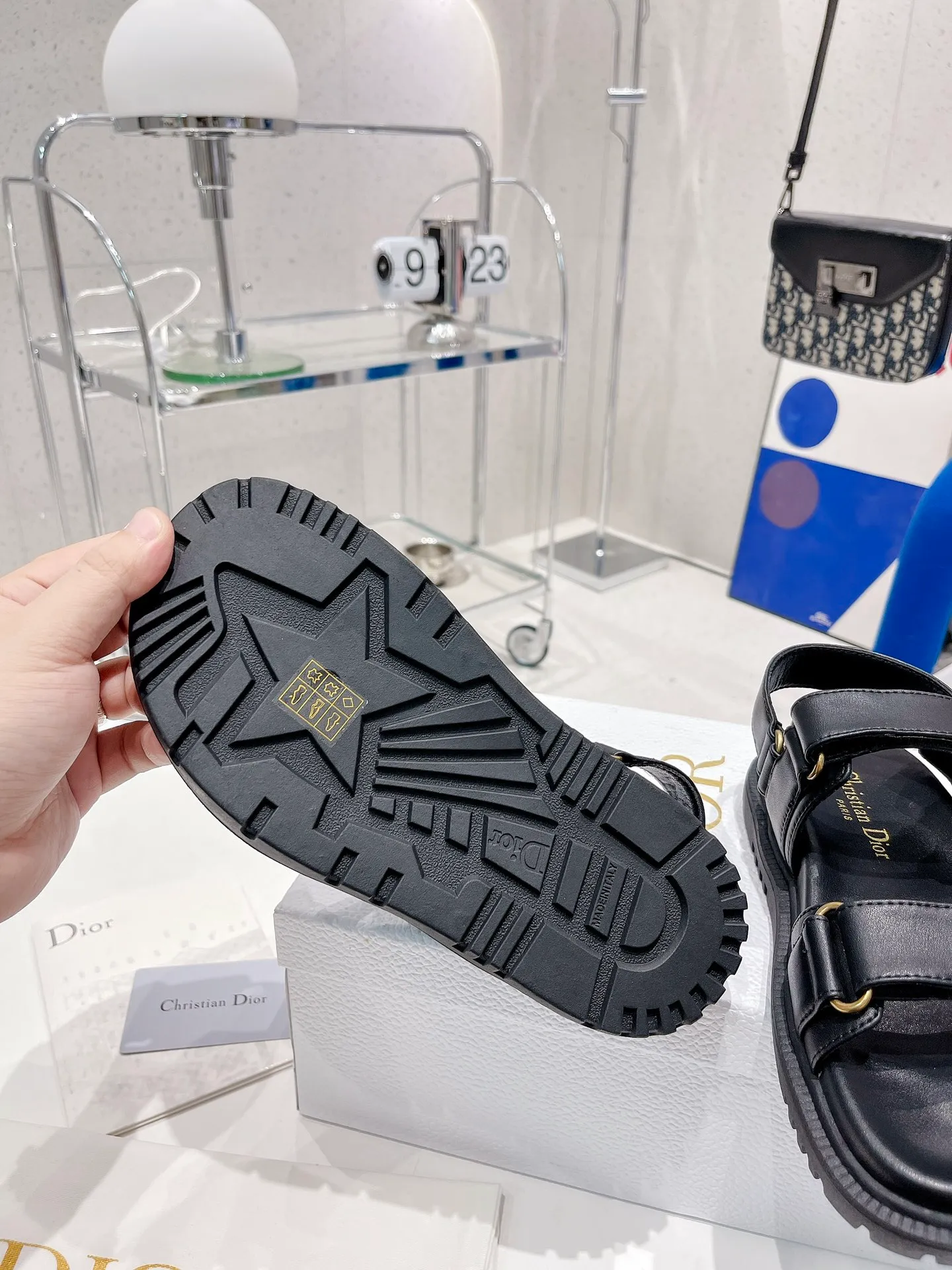 👟👟Ex-factory price 440👟👟 Dior 2022 Dior new color Velcro sandals original replica super durable and versatile style very comfortable on the feet, slim and white, more fragrant than the grandma model Upper: original cowhide Inner: sheepskin lining Buckle: original d hardware buckle Outsole: original molded T👟👟 ex-factory price U outsole Code number: 35～40#